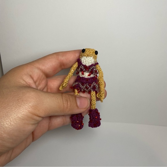 Tiny Knitted Frog- 1989 - Picture 6 of 8
